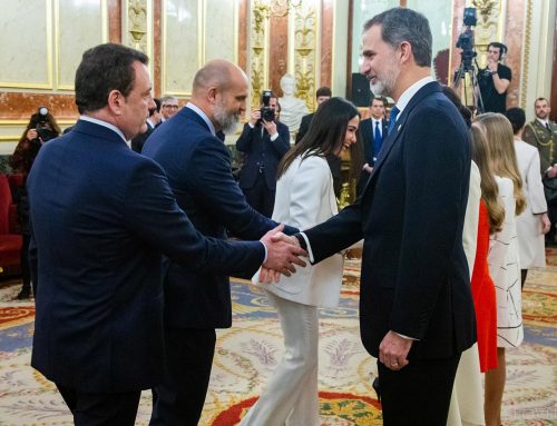 SALUDANDO A SU MAJESTAD EL REY, FELIPE VI.