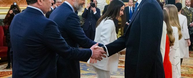 Félix de las Cuevas saludando a Su Majestad el Rey, Felipe VI