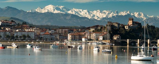 Puerto de San Vicente de la Barquera y los Picos de Europa al fondo